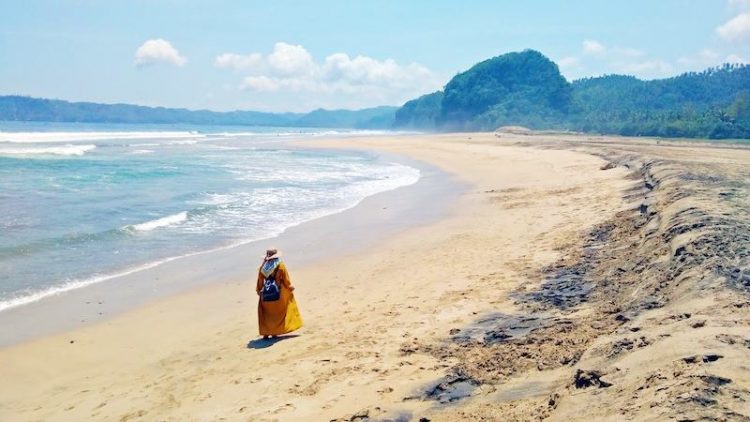 Pantai Dlodo, 1. Pantai Molang, 2. Pantai Popoh, 3. Pantai Kedung Tumpang, 4. Pantai Pathok Gebang, 5. Pantai Ngalur Sanggar, 6. Pantai Coro, 7. Pantai Lumbung, 8. Pantai Klatak, 9. Pantai Brumbun, 10. Pantai Sine, 11. Pantai Gemah, 12. Pantai Sioro, 13. Pantai Godeg, 14. Pantai Dlodo, 15. Pantai Gerangan, 16. Pantai Dadap, 17. Pantai Sidem, 18. Pantai Pacar, 19. Pantai Nglarap Tulungagung, 20. Pantai Putihan, 21. Pantai Sawah Ombo, 22. Pantai Tebing Pancing Tulungagung, 23. Pantai Gladak, 24. Pantai Semrawang Tulungagung, 25. Pantai Tebing Banyu Mulok Tulungagung, 26. Pantai Ngapuracang Tulungagung
