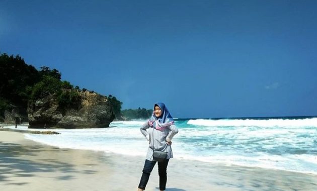 Pantai Lumbung, 1. Pantai Molang, 2. Pantai Popoh, 3. Pantai Kedung Tumpang, 4. Pantai Pathok Gebang, 5. Pantai Ngalur Sanggar, 6. Pantai Coro, 7. Pantai Lumbung, 8. Pantai Klatak, 9. Pantai Brumbun, 10. Pantai Sine, 11. Pantai Gemah, 12. Pantai Sioro, 13. Pantai Godeg, 14. Pantai Dlodo, 15. Pantai Gerangan, 16. Pantai Dadap, 17. Pantai Sidem, 18. Pantai Pacar, 19. Pantai Nglarap Tulungagung, 20. Pantai Putihan, 21. Pantai Sawah Ombo, 22. Pantai Tebing Pancing Tulungagung, 23. Pantai Gladak, 24. Pantai Semrawang Tulungagung, 25. Pantai Tebing Banyu Mulok Tulungagung, 26. Pantai Ngapuracang Tulungagung