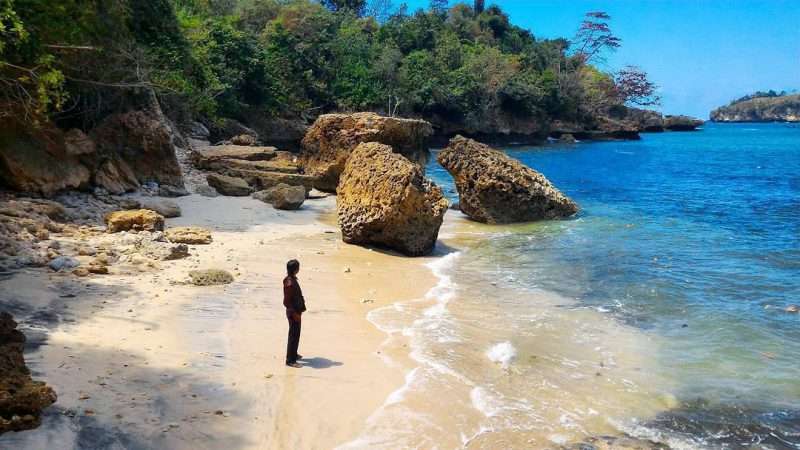 Pantai Ngapuracang Tulungagung via IG @mas_hartanto, 1. Pantai Molang, 2. Pantai Popoh, 3. Pantai Kedung Tumpang, 4. Pantai Pathok Gebang, 5. Pantai Ngalur Sanggar, 6. Pantai Coro, 7. Pantai Lumbung, 8. Pantai Klatak, 9. Pantai Brumbun, 10. Pantai Sine, 11. Pantai Gemah, 12. Pantai Sioro, 13. Pantai Godeg, 14. Pantai Dlodo, 15. Pantai Gerangan, 16. Pantai Dadap, 17. Pantai Sidem, 18. Pantai Pacar, 19. Pantai Nglarap Tulungagung, 20. Pantai Putihan, 21. Pantai Sawah Ombo, 22. Pantai Tebing Pancing Tulungagung, 23. Pantai Gladak, 24. Pantai Semrawang Tulungagung, 25. Pantai Tebing Banyu Mulok Tulungagung, 26. Pantai Ngapuracang Tulungagung