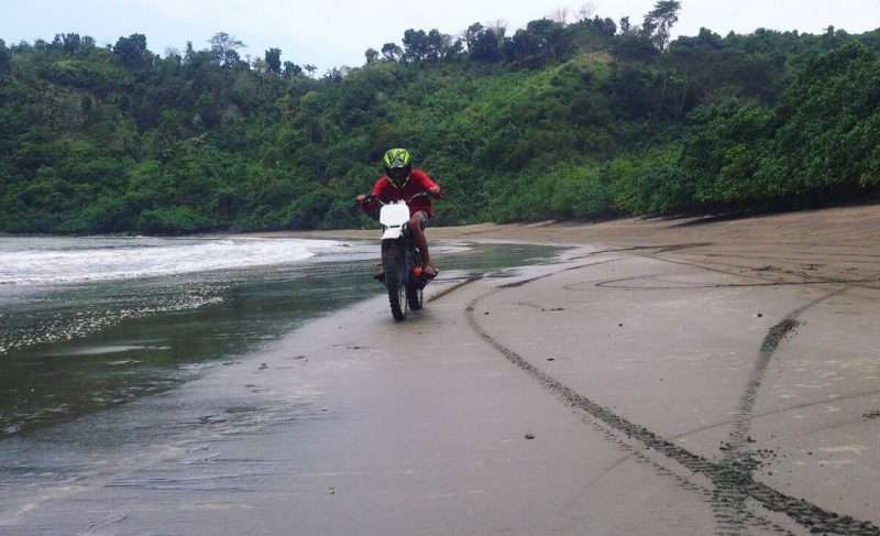 Pantai Nglarap Tulungagung via IG @fikricelengan, 1. Pantai Molang, 2. Pantai Popoh, 3. Pantai Kedung Tumpang, 4. Pantai Pathok Gebang, 5. Pantai Ngalur Sanggar, 6. Pantai Coro, 7. Pantai Lumbung, 8. Pantai Klatak, 9. Pantai Brumbun, 10. Pantai Sine, 11. Pantai Gemah, 12. Pantai Sioro, 13. Pantai Godeg, 14. Pantai Dlodo, 15. Pantai Gerangan, 16. Pantai Dadap, 17. Pantai Sidem, 18. Pantai Pacar, 19. Pantai Nglarap Tulungagung, 20. Pantai Putihan, 21. Pantai Sawah Ombo, 22. Pantai Tebing Pancing Tulungagung, 23. Pantai Gladak, 24. Pantai Semrawang Tulungagung, 25. Pantai Tebing Banyu Mulok Tulungagung, 26. Pantai Ngapuracang Tulungagung