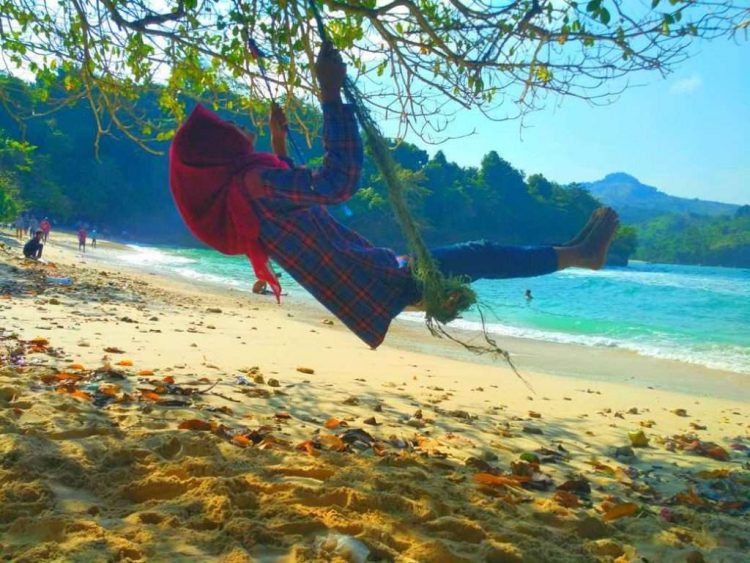 Pantai Sawah Ombo via IG @mifta.muslimah, 1. Pantai Molang, 2. Pantai Popoh, 3. Pantai Kedung Tumpang, 4. Pantai Pathok Gebang, 5. Pantai Ngalur Sanggar, 6. Pantai Coro, 7. Pantai Lumbung, 8. Pantai Klatak, 9. Pantai Brumbun, 10. Pantai Sine, 11. Pantai Gemah, 12. Pantai Sioro, 13. Pantai Godeg, 14. Pantai Dlodo, 15. Pantai Gerangan, 16. Pantai Dadap, 17. Pantai Sidem, 18. Pantai Pacar, 19. Pantai Nglarap Tulungagung, 20. Pantai Putihan, 21. Pantai Sawah Ombo, 22. Pantai Tebing Pancing Tulungagung, 23. Pantai Gladak, 24. Pantai Semrawang Tulungagung, 25. Pantai Tebing Banyu Mulok Tulungagung, 26. Pantai Ngapuracang Tulungagung