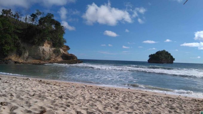 Pantai Sioro, 1. Pantai Molang, 2. Pantai Popoh, 3. Pantai Kedung Tumpang, 4. Pantai Pathok Gebang, 5. Pantai Ngalur Sanggar, 6. Pantai Coro, 7. Pantai Lumbung, 8. Pantai Klatak, 9. Pantai Brumbun, 10. Pantai Sine, 11. Pantai Gemah, 12. Pantai Sioro, 13. Pantai Godeg, 14. Pantai Dlodo, 15. Pantai Gerangan, 16. Pantai Dadap, 17. Pantai Sidem, 18. Pantai Pacar, 19. Pantai Nglarap Tulungagung, 20. Pantai Putihan, 21. Pantai Sawah Ombo, 22. Pantai Tebing Pancing Tulungagung, 23. Pantai Gladak, 24. Pantai Semrawang Tulungagung, 25. Pantai Tebing Banyu Mulok Tulungagung, 26. Pantai Ngapuracang Tulungagung