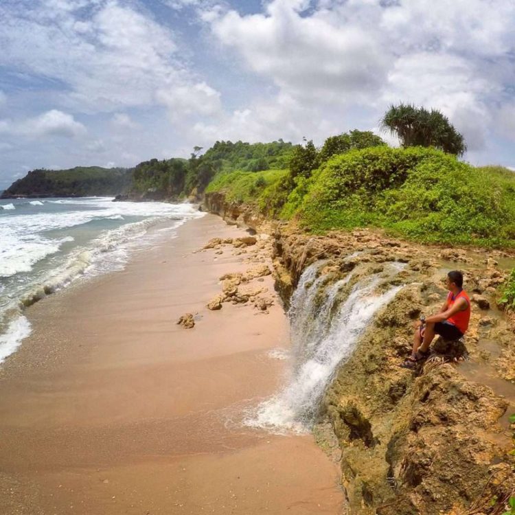 Pantai Pacar via IG @bendottetapsemangat, 1. Pantai Molang, 2. Pantai Popoh, 3. Pantai Kedung Tumpang, 4. Pantai Pathok Gebang, 5. Pantai Ngalur Sanggar, 6. Pantai Coro, 7. Pantai Lumbung, 8. Pantai Klatak, 9. Pantai Brumbun, 10. Pantai Sine, 11. Pantai Gemah, 12. Pantai Sioro, 13. Pantai Godeg, 14. Pantai Dlodo, 15. Pantai Gerangan, 16. Pantai Dadap, 17. Pantai Sidem, 18. Pantai Pacar, 19. Pantai Nglarap Tulungagung, 20. Pantai Putihan, 21. Pantai Sawah Ombo, 22. Pantai Tebing Pancing Tulungagung, 23. Pantai Gladak, 24. Pantai Semrawang Tulungagung, 25. Pantai Tebing Banyu Mulok Tulungagung, 26. Pantai Ngapuracang Tulungagung