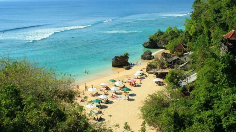 Pantai Padang Padang yang terkenal di Bali, 1. Villa The Pala Pandawa – villa atas tebing pemandangan laut dengan 6 kamar tidur di Uluwatu Bali, 2. Villa Bayuh Sabbha – villa atas tebing pemandangan laut dengan 5 kamar tidur di Uluwatu Bali, 3. Villa Marie – villa atas tebing pemandangan laut dengan 6 kamar tidur di Uluwatu Bali, 4. Villa Suluban Cliff – villa atas tebing pemandangan laut dengan 6 kamar tidur di Uluwatu Bali, 5. Villa Istana – villa atas tebing dengan 5 kamar tidur di Uluwatu Bali, 6. Villa The Luxe Bali – villa atas tebing pemandangan laut dengan 3 kamar tidur di Uluwatu Bali, 7. Villa Pandawa, 8. Vivo Villas, 9. Shiva Villas, 10. The Wyn Villa, 11. Hillstone, 12. Uma Bingin, 13. Mahi-Mahi Villa, 14. Hideaway Residence, 15. Airis Luxury, 16. Bahagia Villas, 17. Amertha Colibri