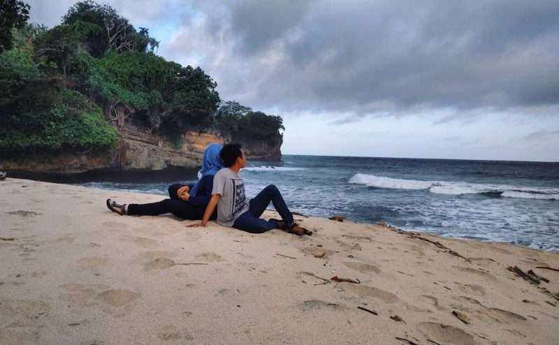 Pantai Putihan via IG @verlinia_vee, 1. Pantai Molang, 2. Pantai Popoh, 3. Pantai Kedung Tumpang, 4. Pantai Pathok Gebang, 5. Pantai Ngalur Sanggar, 6. Pantai Coro, 7. Pantai Lumbung, 8. Pantai Klatak, 9. Pantai Brumbun, 10. Pantai Sine, 11. Pantai Gemah, 12. Pantai Sioro, 13. Pantai Godeg, 14. Pantai Dlodo, 15. Pantai Gerangan, 16. Pantai Dadap, 17. Pantai Sidem, 18. Pantai Pacar, 19. Pantai Nglarap Tulungagung, 20. Pantai Putihan, 21. Pantai Sawah Ombo, 22. Pantai Tebing Pancing Tulungagung, 23. Pantai Gladak, 24. Pantai Semrawang Tulungagung, 25. Pantai Tebing Banyu Mulok Tulungagung, 26. Pantai Ngapuracang Tulungagung