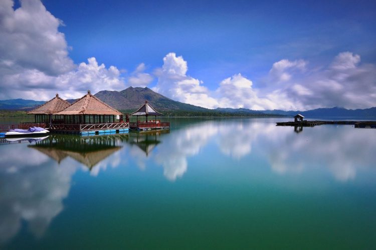 Panorama indah danau batur, Mengapa Anda harus mengunjungi Danau Batur Kintamani?, …Anda akan merasakan kesejukan dan ketenangan dengan panorama indah yang luar biasa., Jalan/Lokasi untuk mengakses ke Danau Batur Kintamani, 5 Kegiatan menarik ini yang bisa dilakukan di Danau Batur Kintamani dan sekitarnya, Harga Tiket Masuk Masuk dan Parkir Danau Batur 