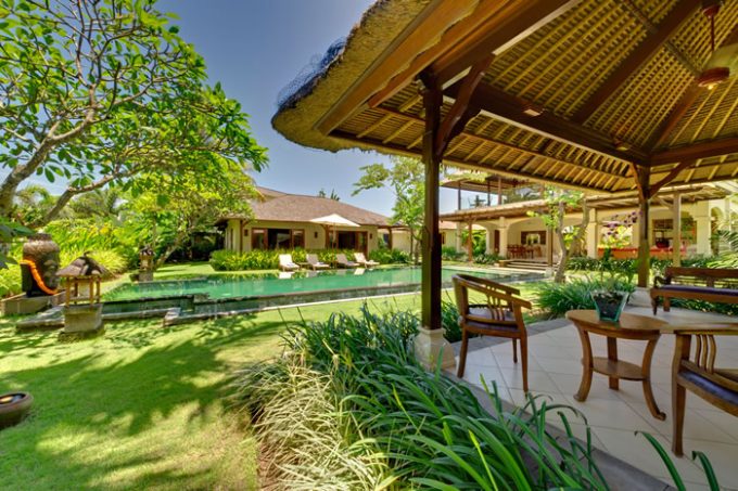 Pemandanga dari Master Suite, Istirahatlah dengan Nyaman di 4 Kamar Tidur yang Istimewa di Villa Asmara, Fasilitas dan Pelayanan yang Menyenangkan yang akan Anda Dapatkan, Lokasi Strategis dan Indah dengan Hamparan Persawahan, Point of Interest Terdekat dari Villa, Testimonial