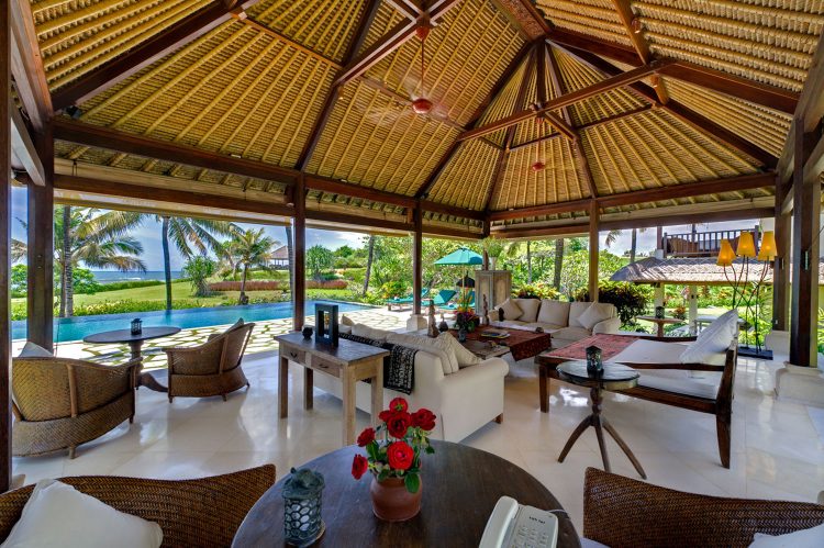 Pemandangan Laut dan Halaman yang luas yang dapat anda dinikmati dari Living Room Villa, 1. Villa Ombak Laut – villa pinggir pantai dengan 6 kamar tidur di Canggu Bali, 2. Villa Mana – villa pemandangan sawah dengan 5 kamar tidur di Canggu Bali, 3. Villa Mako – villa private dengan 3 kamar tidur di Canggu Bali, 4. Villa Mahatma House, Villa 5 kamar tidur di Pinggir Pantai  Canggu Bali, 5. Villa Levi – villa pinggir sungai dengan 5 kamar tidur di Canggu Bali, 6. Villa Kudus – villa private dengan 5 kamar tidur di Canggu Bali, 7. Villa Kalyani – villa private 5 kamar tidur di Canggu Bali, 8. Villa Pangi Gita – villa private dengan 3 kamar tidur di Canggu Bali, 9. Villa Asmara, 10. Asatu Villa, 11. The Bali Dream, 12. Villa Sahaja, 14. Aswattha Villa, 15. The Tamantis, 16. Villa Senara, 17. Aksata Villas, 18. The Canggu Boutique, 19. Regali Villa, 20. The Loft Villas
