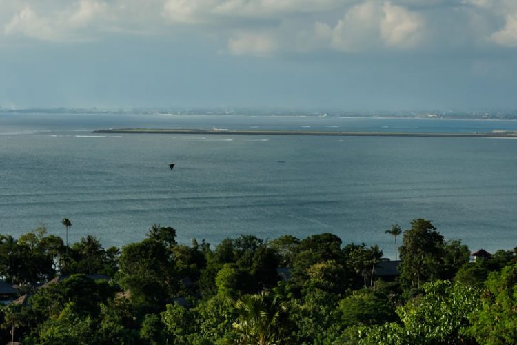 Pemandangan Teluk Jimbaran dari Villa Jamalu, 1. Pura Luhur, 2. Pantai Suluban, 3. Pantai Green Bowl, 4. Pantai Nyang Nyang, 5. Single Fin, 6. Pantai Tegal Wangi, 7. Teluk Jimbaran, 8. Tebing Karang Boma, 9. Pantai Padang Padang, 10. Pantai Karma Kandara, 11. Pantai Thomas, 12. Pantai Nunggalan, 13. Pantai Bingin, 14. Pantai Balangan, 15. Pantai Pemutih