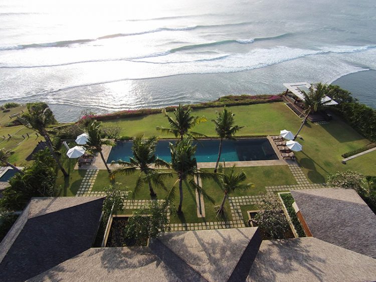 Pemandangan alam yang indah dan eksotis menjadi ciri khas Villa Istana, 1. Villa The Pala Pandawa – villa atas tebing pemandangan laut dengan 6 kamar tidur di Uluwatu Bali, 2. Villa Bayuh Sabbha – villa atas tebing pemandangan laut dengan 5 kamar tidur di Uluwatu Bali, 3. Villa Marie – villa atas tebing pemandangan laut dengan 6 kamar tidur di Uluwatu Bali, 4. Villa Suluban Cliff – villa atas tebing pemandangan laut dengan 6 kamar tidur di Uluwatu Bali, 5. Villa Istana – villa atas tebing dengan 5 kamar tidur di Uluwatu Bali, 6. Villa The Luxe Bali – villa atas tebing pemandangan laut dengan 3 kamar tidur di Uluwatu Bali, 7. Villa Pandawa, 8. Vivo Villas, 9. Shiva Villas, 10. The Wyn Villa, 11. Hillstone, 12. Uma Bingin, 13. Mahi-Mahi Villa, 14. Hideaway Residence, 15. Airis Luxury, 16. Bahagia Villas, 17. Amertha Colibri