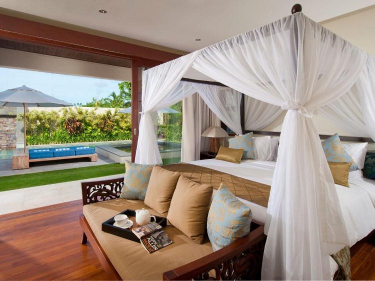 Pemandangan kolam renang diihat dari Master Bedroom