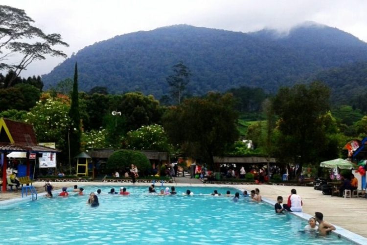 Pemandian Air Panas Ciwalini via Republika, 1. Gunung Tangkuban Perahu, 2. Trans Studio Bandung, 3. Wisata Kawah Putih Ciwidey, 4. Curug Dago di Bandung, 5. Wisata Belanja Pasar Baru di Bandung, 6. Wisata Edukasi Observatorium Bosscha di Bandung, 7. Wisata Alam Danau Situ Patenggang di Bandung, 8. Wisata Air Panas Ciater, 9. Wisata Kampung Gajah di Bandung (Tutup Permanen), 10. Tempat Wisata Kebun Binatang di Bandung, 11. Wisata Rumah Mode Bandung, 12. Wisata Seni Saung Angklung Udjo Di Bandung, 13. Wisata Edukasi Museum Geologi Bandung, 14. Paskal Food Market, 15. Rumah Strawberry Ciwidey, 16. Cihampelas Walk, 17. Museum Konferensi Asia Afrika, 18. Museum Sri Baduga Bandung, 19. Taman Lalu Lintas Ade Irma Suryani, 20. Kolam Renang Karang Setra, 21. Taman Wisata Alam Maribaya, 22. Kawasan Punclut Bandung Utara, 23. Kebun Bunga Cihideung, 24. Tempat Wisata De’Ranch, 25. Wisata Kuliner Floating Market, 26. Perkebunan Teh Rancabali, 27. Wisata Air Panas Ciwalini, 28. Wisata Bumi Perkemahan Ranca Upas, 29. Little Seoul Bandung, 30. Dusun Bambu Lembang, 31. Taman Hutan Raya Ir Djuanda, 32. Curug Upas, 33. Ciwidey Valley Resort, 34. Sendang Kahuripan, 35. Situ Cileunca, 36. Taman Balai Kota, 37. Gunung Puntang, 38. Stone Garden, 39. Chinatown Bandung, 40. Bird Pavilion, 41. Curug Malela, 42. Tebing Keraton, 43. Puncak Bintang, 44. Amazing Art World, 45. Street Gourmet, 46. Curug Cimahi, 47. Tafso Barn, 48. Sanghyang Heuleut, 49. The Great Asia Afrika, 50. Tebing Citatah, 51. Jalan Braga, 52. D’Dieuland, 53. Jembatan Kereta Api Cikudapateuh Ciwidey, 54. Upside Down World Bandung, 55. Orchid Forest Cikole, 56. Kebun Teh Sukawana, 57. Kampoeng Tulip, 58. Kampung Pasir Ipis, 59. Kebun Bunga Begonia, 60. Wisata Grafika Cikole, 61. Pine Forest Camp Lembang, 62. The Lodge Maribaya, 63. Farm House Susu Lembang, 64. Glamping Lakeside, 65. Curug Keraton Cibodas, 66. Curug Layung Lembang, 67. Curug Tilu Leuwi Opat, 68. Jendela Alam, 69. Ciwangun Indah Camp (CIC) Lembang, 70. Taman Miniatur Kereta Api, 71. Lereng Anteng Panoramic Coffee, 72. Gunung Putri Lembang, 73. Kawasan Berkuda Ganesha H Equestrian, 74. Bukit Labyrinth Ganesha H Equestrian, 75. Bukit Pangjebolan Lembang, 76. Argowisata Kawah Rengganis, 77. Pemandian Air Panas Ciwalini, 78. Curug Cipanji Bandung, 79. Wisata Air Curug Tilu, 80. Bukit Jamur Rancabolang Ciwidey, 81. Barusen Hills, 82. Kampung Cai Rancaupas, 83. Bumi Perkemahan Ranca Cangkuang, 84. Cimanggu Hot Spring & Cottage, 85. Taman Kelinci Ciwidey, 86. Danau eMTe Highland Resort, 87. Green Hill Park TWA Cimanggu