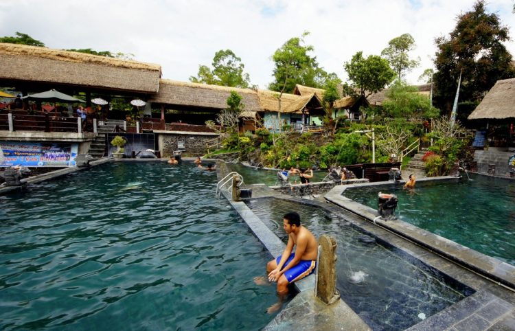 Pemandian air panas Toya Bungkah, Mengapa Anda harus mengunjungi Danau Batur Kintamani?, …Anda akan merasakan kesejukan dan ketenangan dengan panorama indah yang luar biasa., Jalan/Lokasi untuk mengakses ke Danau Batur Kintamani, 5 Kegiatan menarik ini yang bisa dilakukan di Danau Batur Kintamani dan sekitarnya, Harga Tiket Masuk Masuk dan Parkir Danau Batur 