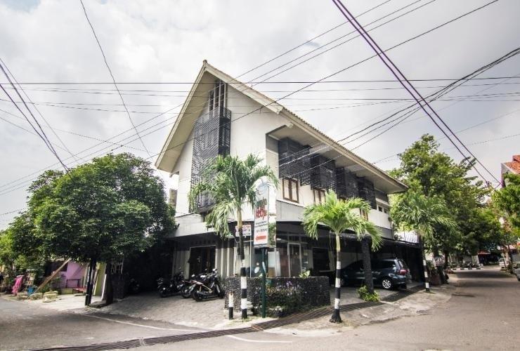 Permata Guest House, 1. Simpang Lima Residence, 2. Ibis Semarang Simpang Lima, 3. @Hom Hotel, 4. Amaris Hotel Simpang Lima, 5. Sumi Hotel Simpang Lima, 6. Andelir Convention Hotel, 7. Pandanaran Hotel, 8. Allstay Hotel, 9. Singosari Residence, 10. Damai Residence – Heritage Hotel, 11. Permata Guest House, 12. Just Inn, 13. Quest Hotel Semarang, 14. Hotel Ciputra Semarang, 15. Louis Kienne Hotel Simpang Lima, 16. Hotel Santika Premiere Semarang, 17. Holiday Inn Express Semarang Simpang Lima