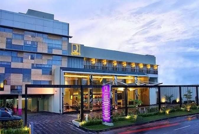 Quest Hotel Semarang via Traveloka, 1. Simpang Lima Residence, 2. Ibis Semarang Simpang Lima, 3. @Hom Hotel, 4. Amaris Hotel Simpang Lima, 5. Sumi Hotel Simpang Lima, 6. Andelir Convention Hotel, 7. Pandanaran Hotel, 8. Allstay Hotel, 9. Singosari Residence, 10. Damai Residence – Heritage Hotel, 11. Permata Guest House, 12. Just Inn, 13. Quest Hotel Semarang, 14. Hotel Ciputra Semarang, 15. Louis Kienne Hotel Simpang Lima, 16. Hotel Santika Premiere Semarang, 17. Holiday Inn Express Semarang Simpang Lima
