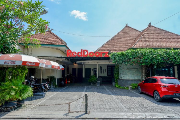 RedDoorz Plus Purwosari, 1. Hotel Bandar Narita, 2. Airy Terminal Tirtonadi, 3. Hotel Tirtonadi Permai, 4. Hotel Keprabon, 5. Mandala Wisata Boutique House, 6. Amaris Hotel Sriwedari, 7. Grand Amira Hotel Solo by Azana, 8. Twin Star Hotel, 9. Swiss-Belinn Saripetojo, 10. Rumah Turi Boutique Resort, 11. The Edelweiss Hideaway, 12. Grand Sae Boutique, 13. Hotel Trihadhi, 14. Hotel Djayakarta, 15. Kusuma Kartikasari, 16. Sarila, 17. RedDoorz Plus Purwosari, 18. Favehotel, 19. Hotel Seribu