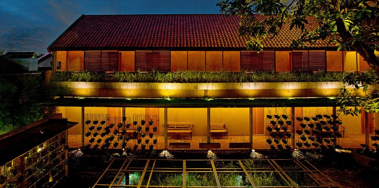 Rumah Turi Boutique Resort, 1. Hotel Bandar Narita, 2. Airy Terminal Tirtonadi, 3. Hotel Tirtonadi Permai, 4. Hotel Keprabon, 5. Mandala Wisata Boutique House, 6. Amaris Hotel Sriwedari, 7. Grand Amira Hotel Solo by Azana, 8. Twin Star Hotel, 9. Swiss-Belinn Saripetojo, 10. Rumah Turi Boutique Resort, 11. The Edelweiss Hideaway, 12. Grand Sae Boutique, 13. Hotel Trihadhi, 14. Hotel Djayakarta, 15. Kusuma Kartikasari, 16. Sarila, 17. RedDoorz Plus Purwosari, 18. Favehotel, 19. Hotel Seribu