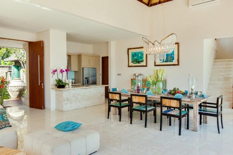 Ruang dapur dan meja makan yang cocok untuk 8 orang, Sewa Villa di Amed, Ombak yang Tenang dan Cocok Untuk Liburan., Oase Tenang di Sepanjang Pantai Timur Pulau Bali, Villa Lepas Pantai yang Nyaman, Ini adalah tempat yang tepat bagi Anda yang mengutamakan privasi, Staf yang Ramah, Fasilitas dan Layanan yang disediakan villa bagi penyewanya:, Cara Akses ke Villa :, How to get there, Aktvitas Wisata yang bisa anda lakukan di sana, Testimonial