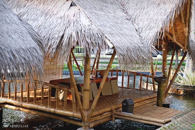 Saung Layaran via Anakjajan, 1. Ombak Tepi Laut, 2. Marina Kitchen, 3. Jimbaran Resto, 4. Talaga Sampireun (Tutup), 5. Le Bridge, 6. Segarra Ancol (Tutup), 7. Bandar Djakarta, 8. Seaside Suki (Tutup Permanen), 9. Nelayan Seafood Restaurant (Tutup), 10. Gubug Makan Mang Engking Ancol, 11. The Pier Bay Kalaha, 12. Teratai Restaurant- Discovery Hotel (Tutup), 13. A&amp;W Ancol, 14. Nyiur Resto, 15. Oceanic Seabreeze (Tutup), 16. Saung Layaran, 17. 33 Degress Rooftop Lounge And Bar, 18. Ayam Tepi Laut, 19. Columbus Cafe, 20. BEACHFOOD ANCOL, 21. Sunda Kelapa Seafood