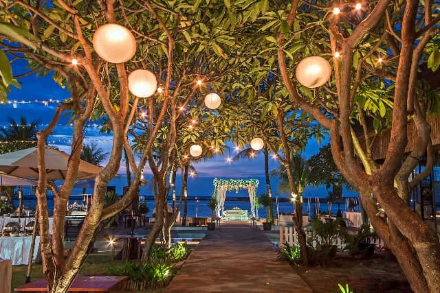 Segarra Ancol via Pergikuliner, 1. Ombak Tepi Laut, 2. Marina Kitchen, 3. Jimbaran Resto, 4. Talaga Sampireun (Tutup), 5. Le Bridge, 6. Segarra Ancol (Tutup), 7. Bandar Djakarta, 8. Seaside Suki (Tutup Permanen), 9. Nelayan Seafood Restaurant (Tutup), 10. Gubug Makan Mang Engking Ancol, 11. The Pier Bay Kalaha, 12. Teratai Restaurant- Discovery Hotel (Tutup), 13. A&amp;W Ancol, 14. Nyiur Resto, 15. Oceanic Seabreeze (Tutup), 16. Saung Layaran, 17. 33 Degress Rooftop Lounge And Bar, 18. Ayam Tepi Laut, 19. Columbus Cafe, 20. BEACHFOOD ANCOL, 21. Sunda Kelapa Seafood