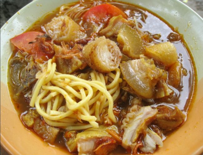 Soto Mie via Wikipedia, 1. Nasi Liwet Khas Sunda, 2. Nasi Timbel Khas Sunda, 3. Nasi Tutug Oncom, 4. Karedok Khas Sunda, 5. Lotek Sunda, 6. Tumis Genjer Oncom dari Sunda, 7. Pepes Ikan Khas Sunda, 8. Bakakak Hayam, Makanan Khas Sunda yang Unik, 9. Soto Bandung, Salah Satu Makanan Khas Sunda, 10. Soto Mie, Makanan Khas Sunda yang Populer, 11. Mie Kocok, Sajian Kuliner Khas Bandung, 12. Sate Maranggi, Makanan Khas Sunda yang Mendunia, 13. Empal Gentong Khas Jawa Barat, 14. Kupat Tahu, Menu Sarapan Khas Sunda, 15. Geco, Makanan Khas Cianjur, 16. Surabi, Makanan Khas Tradisional Sunda, 17. Tahu Sumedang Khas Sunda, 18. Tahu Gejrot Khas Sunda, 19. Combro Khas Sunda, 20. Bapatong, Makanan Khas Sunda yang Nikmat, 21. Cungkring, Makanan Khas Sunda dari Bogor, 22. Peuyeum Khas Sunda, 23. Kadedemes, Khas Sunda Jawa Barat, 24. Laksa Bogor, Khas Sunda, 25. Batagor, 26. Gepuk, 27. Basreng, 28. Dodol Garut, 29. Kue Gemblong, 30. Kue Cucur, 31. Apem Putih