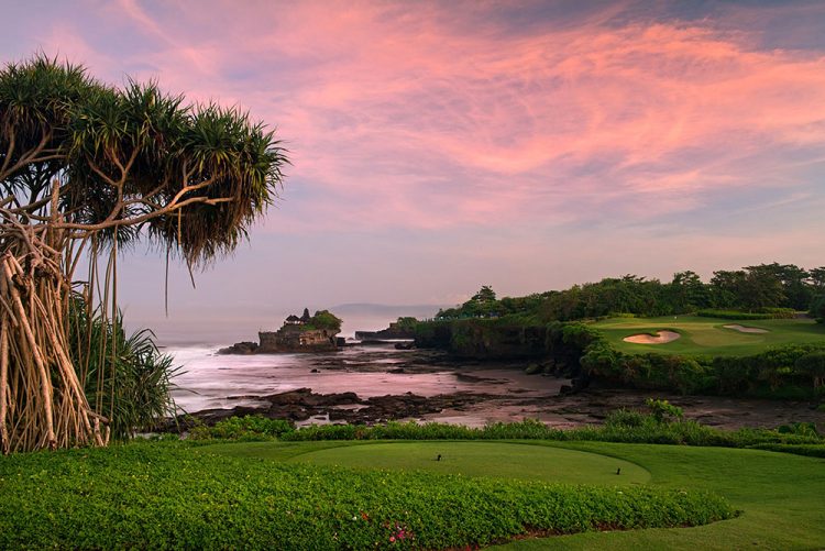 Tanah Lot dari Kejauhan, 1. The Arsana Estate – villa private dengan 5 kamar tidur di Tanah Lot Bali, 2. Villa Maridadi – villa atas tebing pemandangan laut dengan 11 kamar tidur di Nusa Dua Bali, 3. Villa Belong Dua, Bergaya Arsitektur Bali di Desa Nelayan Seseh Bali, 4. Villa Sophia, 5. Villa 58 Tanah Lot, 6. Private Villa Retreat UTOPIA, 7. The Kryamaha Villas, 8. Villa Puspa, 9. Urban Villa – Joshua District, 10. Villa Vedas, 11. Silversand Villa