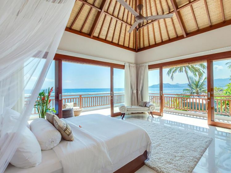 Tempat tidur utama yang nyaman dan berukuran besa dengan kasur King Koil menghadap ke laut via booking, Sewa Villa di Amed, Ombak yang Tenang dan Cocok Untuk Liburan., Oase Tenang di Sepanjang Pantai Timur Pulau Bali, Villa Lepas Pantai yang Nyaman, Ini adalah tempat yang tepat bagi Anda yang mengutamakan privasi, Staf yang Ramah, Fasilitas dan Layanan yang disediakan villa bagi penyewanya:, Cara Akses ke Villa :, How to get there, Aktvitas Wisata yang bisa anda lakukan di sana, Testimonial