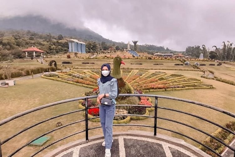 The Blooms Garden via IG @upinurul tempat wisata di Bali Tengah, 1. Pura Sakenan, 2. Museum Bali, 3. Taman Budaya Bali, 4. Monumen Bajra Sandhi, 5. Pura Tampak Siring, 6. Tegalalang, 7. D’Tukad River Club, 8. Pasar Seni Ubud, 9. Alas Harum Agrotourism, 10. Bali Strawberry Farm &amp; Restaurant, 11. Rumah Gemuk Bali, 12. Museum dan Galeri Seni Rudana, 13. Patung Bayi, 14. The Blanco Renaissance Museum, 15. Museum ARMA, 16. Museum Seni Neka, 17. Museum Subak, 18. Desa Petulu, 19. Desa Wisata Penglipuran, 20. Desa Coklat Bali, 21. Arung Jeram Sungai Ayung, 22. Pemandian Air Panas Yeh Panes Panatahan, 23. Pemandian Air Panas Angseri, 24. Air Terjun Suwat, 25. Air Terjun Kanto Lampo, 26. Air Terjun Blahmantung, 27. Danau Buyan, 28. Pura Ulun Danu, 29. Goa Gajah, 30. Istana Tampaksiring, 31. Pura Gunung Lebah, 32. Pura Malen, 33. Puri Saren Agung, 34. Pura Taman Saraswati, 35. Pura Tirta Empul, 36. Pura Gunung Kawi, 37. Hidden Canyon Beji Guwang, 38. Taman Kota Ciung Wanara Gianyar, 39. Taman Kota Lumintang, 40. Taman Nusa, 41. Elephant Safari Park, 42. Bali Bird Park, 43. Bali Zoo, 44. Terasering Jatiluwih, 45. Terasering Tegalalang, 46. Bukit Campuhan, 48. Pohon Kayu Putih Desa Bayan, 49. Taman Kupu-kupu, 50. Kebun Raya Bali, 51. The Blooms Garden, 52. Monkey Forest Ubud, 53. Alas Kedaton, 54. Tasta Zoo, 55. Air Terjun Tukad Cepung, 56. Air Terjun Nungnung, 57. Objek Wisata Sangeh, 58. Air Terjun Tegenungan