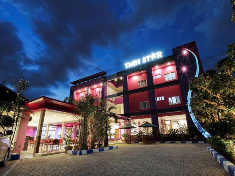 Twin Star Hotel, 1. Hotel Bandar Narita, 2. Airy Terminal Tirtonadi, 3. Hotel Tirtonadi Permai, 4. Hotel Keprabon, 5. Mandala Wisata Boutique House, 6. Amaris Hotel Sriwedari, 7. Grand Amira Hotel Solo by Azana, 8. Twin Star Hotel, 9. Swiss-Belinn Saripetojo, 10. Rumah Turi Boutique Resort, 11. The Edelweiss Hideaway, 12. Grand Sae Boutique, 13. Hotel Trihadhi, 14. Hotel Djayakarta, 15. Kusuma Kartikasari, 16. Sarila, 17. RedDoorz Plus Purwosari, 18. Favehotel, 19. Hotel Seribu