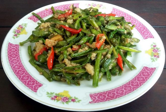 Tumis Genjer Oncom via Bankjim, 1. Nasi Liwet Khas Sunda, 2. Nasi Timbel Khas Sunda, 3. Nasi Tutug Oncom, 4. Karedok Khas Sunda, 5. Lotek Sunda, 6. Tumis Genjer Oncom dari Sunda, 7. Pepes Ikan Khas Sunda, 8. Bakakak Hayam, Makanan Khas Sunda yang Unik, 9. Soto Bandung, Salah Satu Makanan Khas Sunda, 10. Soto Mie, Makanan Khas Sunda yang Populer, 11. Mie Kocok, Sajian Kuliner Khas Bandung, 12. Sate Maranggi, Makanan Khas Sunda yang Mendunia, 13. Empal Gentong Khas Jawa Barat, 14. Kupat Tahu, Menu Sarapan Khas Sunda, 15. Geco, Makanan Khas Cianjur, 16. Surabi, Makanan Khas Tradisional Sunda, 17. Tahu Sumedang Khas Sunda, 18. Tahu Gejrot Khas Sunda, 19. Combro Khas Sunda, 20. Bapatong, Makanan Khas Sunda yang Nikmat, 21. Cungkring, Makanan Khas Sunda dari Bogor, 22. Peuyeum Khas Sunda, 23. Kadedemes, Khas Sunda Jawa Barat, 24. Laksa Bogor, Khas Sunda, 25. Batagor, 26. Gepuk, 27. Basreng, 28. Dodol Garut, 29. Kue Gemblong, 30. Kue Cucur, 31. Apem Putih