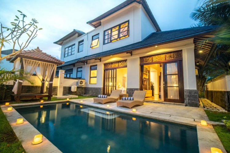 Vandana Villa Jimbaran, 1. Villa Jamalu  – villa 4 kamar tidur di atas tebing dengan pemandangan laut di Jimbaran Bali, 2. Villa Hanani – villa di pinggir pantai dengan 2 kamar tidur di Jimbaran Bali, 3. Villa Adenium, 4. Villa Aiko, 5. Temple Hill Residence Villa (Mulai Rp 1,67 Juta Per Malam), 6. Kayumanis Jimbaran Private Villas &amp; Spa, 7. Villa Blue Horizon Bali Rp 1.755.160, 8. Vandana Villa Jimbaran, 9. Villa Bali Blue  8 Orang 2.770.750, 10. Villa Camellia, 11. Villa AYANA Resort (mulai IDR 4.933.698), 12. Jimbaran Balangan Beach Front Villa Nakar (mulai IDR 2.104.286), 13. Villa Rama Shinta Jimbaran (mulai IDR 1.492.906), 14. Villa Aum (mulai IDR 12.000.119), 15. Villa Bening (mulai IDR 2.402.867)