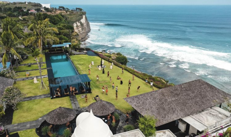 Villa Istana – villa atas tebing dengan 5 kamar tidur di Uluwatu Bali via Littlestepasia, 1. Villa The Pala Pandawa – villa atas tebing pemandangan laut dengan 6 kamar tidur di Uluwatu Bali, 2. Villa Bayuh Sabbha – villa atas tebing pemandangan laut dengan 5 kamar tidur di Uluwatu Bali, 3. Villa Marie – villa atas tebing pemandangan laut dengan 6 kamar tidur di Uluwatu Bali, 4. Villa Suluban Cliff – villa atas tebing pemandangan laut dengan 6 kamar tidur di Uluwatu Bali, 5. Villa Istana – villa atas tebing dengan 5 kamar tidur di Uluwatu Bali, 6. Villa The Luxe Bali – villa atas tebing pemandangan laut dengan 3 kamar tidur di Uluwatu Bali, 7. Villa Pandawa, 8. Vivo Villas, 9. Shiva Villas, 10. The Wyn Villa, 11. Hillstone, 12. Uma Bingin, 13. Mahi-Mahi Villa, 14. Hideaway Residence, 15. Airis Luxury, 16. Bahagia Villas, 17. Amertha Colibri