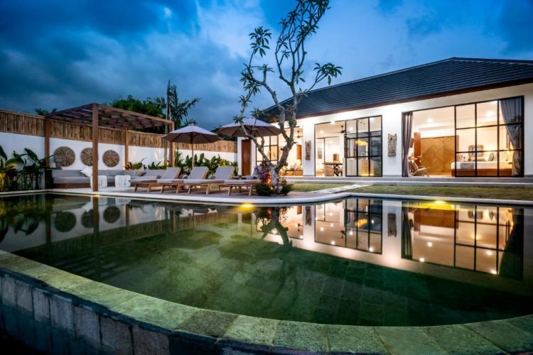 Villa Sophia via Booking, 1. The Arsana Estate – villa private dengan 5 kamar tidur di Tanah Lot Bali, 2. Villa Maridadi – villa atas tebing pemandangan laut dengan 11 kamar tidur di Nusa Dua Bali, 3. Villa Belong Dua, Bergaya Arsitektur Bali di Desa Nelayan Seseh Bali, 4. Villa Sophia, 5. Villa 58 Tanah Lot, 6. Private Villa Retreat UTOPIA, 7. The Kryamaha Villas, 8. Villa Puspa, 9. Urban Villa – Joshua District, 10. Villa Vedas, 11. Silversand Villa