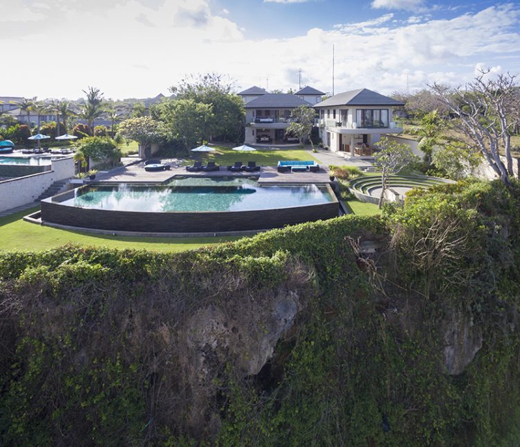 Villa The Pala Pandawa, 1. Villa The Pala Pandawa – villa atas tebing pemandangan laut dengan 6 kamar tidur di Uluwatu Bali, 2. Villa Bayuh Sabbha – villa atas tebing pemandangan laut dengan 5 kamar tidur di Uluwatu Bali, 3. Villa Marie – villa atas tebing pemandangan laut dengan 6 kamar tidur di Uluwatu Bali, 4. Villa Suluban Cliff – villa atas tebing pemandangan laut dengan 6 kamar tidur di Uluwatu Bali, 5. Villa Istana – villa atas tebing dengan 5 kamar tidur di Uluwatu Bali, 6. Villa The Luxe Bali – villa atas tebing pemandangan laut dengan 3 kamar tidur di Uluwatu Bali, 7. Villa Pandawa, 8. Vivo Villas, 9. Shiva Villas, 10. The Wyn Villa, 11. Hillstone, 12. Uma Bingin, 13. Mahi-Mahi Villa, 14. Hideaway Residence, 15. Airis Luxury, 16. Bahagia Villas, 17. Amertha Colibri