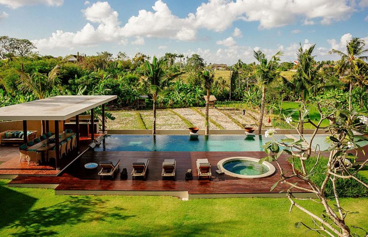 Villa Umah Daun dengan background pemandangan persawahan, kolam renang, jacuzi dan pool side table, 1. Villa Umah Daun – villa private dengan 5 kamar tidur di Umalas Bali, 2. Villa Malaathina – villa private dengan 7 kamar tidur di Umalas Bali, 3. Menikmati Suasana Pedesaan Bali yang Menentramkan di Villa Arwana, Yuk Mari Bersantai di sini bersama Keluarga anda!, 4. Villa Bali Bali Cottage, Populer di Umalas Bali, 5. Uppala Villa, 6. Villa Adagian, 7. Villa Asia, 8. Grand Akhyati, 9. Villa Mahesa, 10. Villa Ariana, 11. Villa Shakti, 12. Villa Tabatha