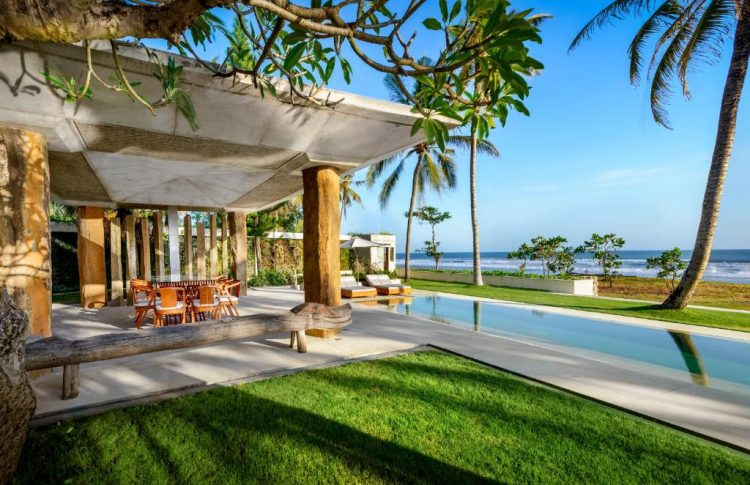 Villa Vedas via Booking, 1. The Arsana Estate – villa private dengan 5 kamar tidur di Tanah Lot Bali, 2. Villa Maridadi – villa atas tebing pemandangan laut dengan 11 kamar tidur di Nusa Dua Bali, 3. Villa Belong Dua, Bergaya Arsitektur Bali di Desa Nelayan Seseh Bali, 4. Villa Sophia, 5. Villa 58 Tanah Lot, 6. Private Villa Retreat UTOPIA, 7. The Kryamaha Villas, 8. Villa Puspa, 9. Urban Villa – Joshua District, 10. Villa Vedas, 11. Silversand Villa