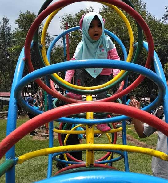 Wahana bermain anak via IG @inez_tsabitah, Wahana Pemandian Air Panas Ciwalini, Fasilitas, Jam Operasional, Rute Menuju Lokasi Pemandian Air Panas Ciwalini, Harga Tiket Masuk