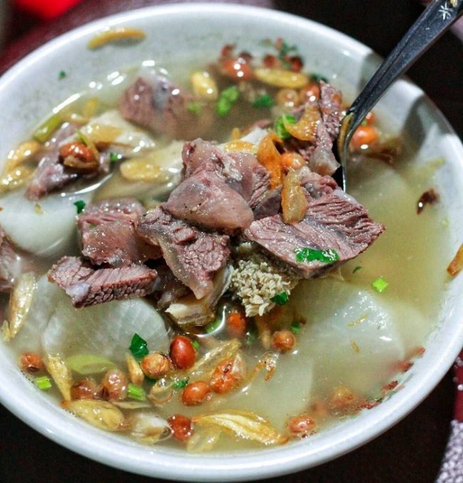 Warung Soto Bandung via Detik, 1. Nasi Liwet Khas Sunda, 2. Nasi Timbel Khas Sunda, 3. Nasi Tutug Oncom, 4. Karedok Khas Sunda, 5. Lotek Sunda, 6. Tumis Genjer Oncom dari Sunda, 7. Pepes Ikan Khas Sunda, 8. Bakakak Hayam, Makanan Khas Sunda yang Unik, 9. Soto Bandung, Salah Satu Makanan Khas Sunda, 10. Soto Mie, Makanan Khas Sunda yang Populer, 11. Mie Kocok, Sajian Kuliner Khas Bandung, 12. Sate Maranggi, Makanan Khas Sunda yang Mendunia, 13. Empal Gentong Khas Jawa Barat, 14. Kupat Tahu, Menu Sarapan Khas Sunda, 15. Geco, Makanan Khas Cianjur, 16. Surabi, Makanan Khas Tradisional Sunda, 17. Tahu Sumedang Khas Sunda, 18. Tahu Gejrot Khas Sunda, 19. Combro Khas Sunda, 20. Bapatong, Makanan Khas Sunda yang Nikmat, 21. Cungkring, Makanan Khas Sunda dari Bogor, 22. Peuyeum Khas Sunda, 23. Kadedemes, Khas Sunda Jawa Barat, 24. Laksa Bogor, Khas Sunda, 25. Batagor, 26. Gepuk, 27. Basreng, 28. Dodol Garut, 29. Kue Gemblong, 30. Kue Cucur, 31. Apem Putih