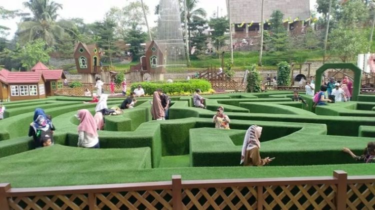taman labirin. google maps. sumber Yoko . keplarak, Informasi Umum, Tiket Masuk Taman Wisata Karang Resik, Informasi Kunjungan Taman Wisata Karang Resik, Jam Operasional, Daya Tarik Wisata, Wahana Taman Wisata Karang Resik, Fasilitas Taman Wisata Karang Resik, Lokasi Taman Wisata Karang Resik
