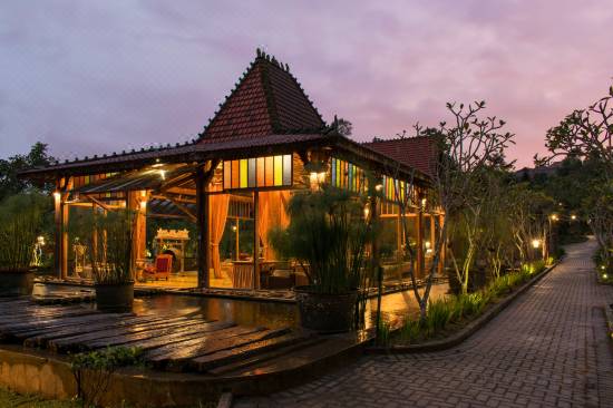 Adarapura Resort &amp; Spa, 1. Sapulidi Sawah Cafe, Resort &amp; Gallery: Tidur di Antara Pepohonan dan Danau, 2. Grafika Cikole: Honeymoon sambil berkemah di tengah hutan, 3. Vila Air Natural Resort: Di Antara Lembah dan Pegunungan yang Mempesona, 4. GH Universal Hotel: Sensasi honeymoon di Italia pada era renaissance, 5. Dulang Resort &amp; Resto: Merasakan kesegaran sambil memandangi lembah yang menawan, 6. Sawung Gawir Restaurant and Bungalow Ciwidey: Menginap dikelilingi kebun stroberi, 7. Adarapura Resort &amp; Spa: Kesejukan di balik kemewahan yang serba tradisional (Tutup), 8. Imah Seniman Resort: Menikmati suasana honeymoon yang sejuk lagi sempurna, 9. Kampung Sampireun Resort &amp; Spa: Menginap dengan sejuta pesona keindahan, 10. Kampung Sumber Alam: Ketenangan Menyeruak di Kolam Teratai, 11. Casa Lembang (Kisaran Harga 800 ribuan per malam), 12. Daheim 290 (Kisaran Harga 2 Jutaan per malam), 13. Gluck Home (Kisaran Harga 1,1 juta per malam), 14. Tala House (Kisaran Harga 1,04 juta per malam), 15. Barn Villa Lembang (Kisaran Harga 2,1 juta per malam), 16. French Villa in Dago Pakar Hills (Kisaran Harga 1,1 juta per malam), 17. Pavilion 19 (Kisaran Harga 234 ribuan per malam), 18. Yellow House Bandung (Kisaran Harga 897 ribuan per malam), 19. White Cliff House (Kisaran Harga 800 ribuan per malam)