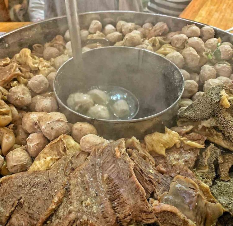 Bakso Doa Ibu via IG @Hannyhakim5257, 1. Angkringan Blendoek, 2. Nasi Ayam Bu Sami, 3. Gudeg Mbak Tum, 4. Soto Bangkong, 5. Trattoria Semarang, 6. Stove Syndicate (Tutup Permanen), 7. Cafe Riverview, 8. Bakmi Jawa Pak Gareng, 9. Nasi Goreng Babat Hengky, 10. Nasi Ayam Bu Wido, 11. Tahu Petis Prasojo, 12. Nasi Kucing Pak Gik, 13. Kedai Amarta, 14. Waroeng Semawis, 15. Warung Dim Sum (Wardim), 16. Seafood Pak Jari, 17. Nasi Liwet Bu Widodo, 18. Soto Pak No, 19. Bakso Doa Ibu, 20. Lunpia Semarang 24 Jam, 21. Pisang Plenet Pak Yuli, 22. Nasi Gandul Pak Subur, 23. Es Puter Cong Lik, 24. Warung Makan 86, 25. Nasi Gandul Pak Memet, 26. Sedap Malam (Warung Internet dan Roti Bakar) Sumur, 27. KoenoKoeni Cafe Gallery, 28. Menur Bistro, 29. Antara Kata Coffee Talk, 30. RV Cafe 24 Semarang, 31. The Hills Dining Restaurant, 32. Joglo Agung Resto & Galleri, 33. Pakne Heksa, 34. Kopi Klotok Pak Sadar, 35. Kopi Tarik Ungaran, 36. Restoran Kampung Laut Semarang, 37. Nasi Goreng Babat Pak Sumarsono, 38. Nasi Goreng Babat Pak Karmin, 39. Nasi Goreng Babat Akbar, 40. Gama Ikan Bakar & Seafood, 41. Gudeg Mantep Bu Har, 41. Sego Gobyos Mbak Sari