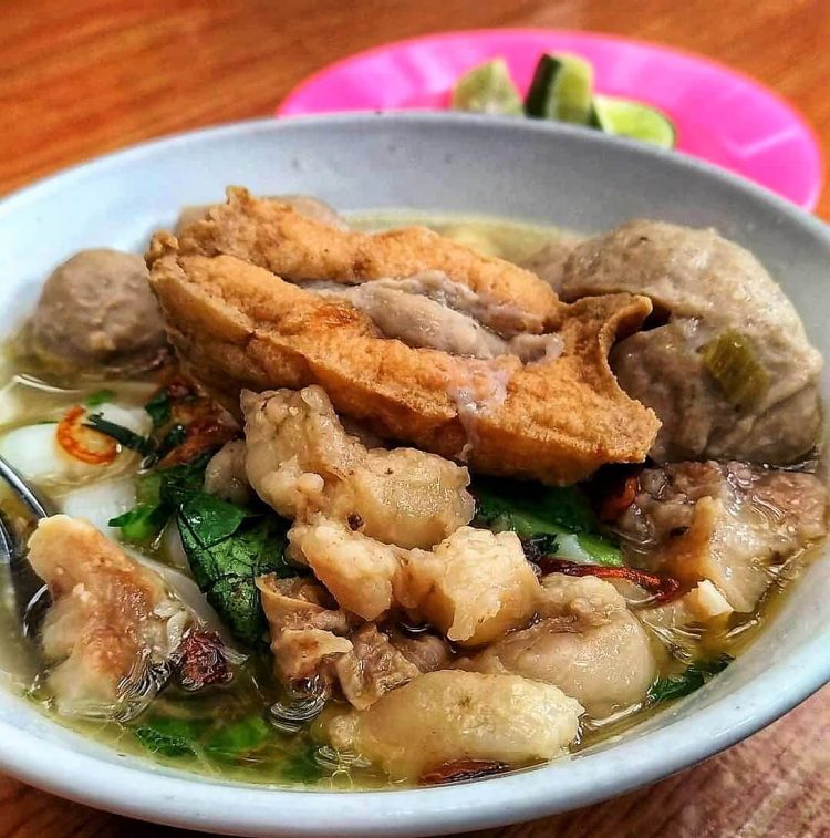 Bapatong via Bogornet, 1. Asinan Bogor, 2. Toge Goreng, 3. Laksa Bogor, 4. Es Pala, 5. Doclang Khas Bogor, 6. Cungkring, 7. Bapatong, 8. Asinan Jagung Bakar, 9. Soto Mie Bogor, 10. Pepes Sagu, 11. Kue Bolu Lapis Bogor, 12. Makaroni Panggang (MP), 13. Pia Apple-Pie Bogor, 14. Kacang Bogor Istana, 15. Bika Bogor Talubi, 16. Roti Unyil, 17. Bajigur, 18. Es Bir Kotjok Bogor, 19. Martabak Encek, 20. Lumpia Basah Suryakencana, 21. Soto Kuning Khas Bogor, 22. Ceker Ranjau, 23. Pangsit Pengantin