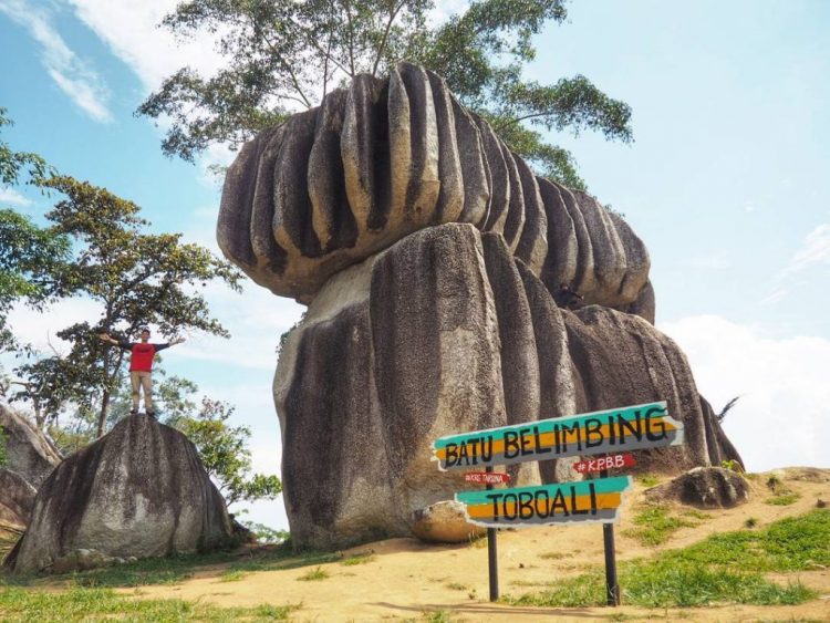 Batu Belimbing via IG @ahmadakbar.kh, 1. Pulau Lengkuas, 2. Pantai Tikus, 3. Pantai Parai Tenggiri, 4. Pantai Penyusuk, 5. Pantai Pasir Padi, 6. Pulau Memperak, 7. Pantai Penyak, 8. Pantai Tanjung Pesona, 9. Pantai Tanjung Kelayang, 10. Pantai Tanjung Tinggi, 11. Pantai Matras, 12. Pulau Ketawai, 13. Bukit Menumbing, 14. Pantai Romodong, 15. Danau Kaolin, 15. Padang Pasir dan Bukit di Gurun Pelawan Namang, 16. Batu Granit di Pantai Dinding Batu Belinyu, 17. Pantai Tongaci, 18. Air Terjun Pait Jaya Muntok, 19. Wisata Bukit Merah yang Mempesona ala Grand Canyon – Danau Ampar Red Hill, 20. Museum Timah Muntok, 21. Jembatan Emas Bangka, 22. Batu Belimbing, 23. Bangka Botanical Garden, 24. Wisata Mangrove Munjang Kurau Barat, 25. Bukit 7 Sempan, 26. Bukit Pala, 27. Pulau Putri, 28. Pantai Penganak, 29. Kelekak Community Bangka Belitung, 30. Masjid Raya Tua Tunu, 31. Pantai Tongachi