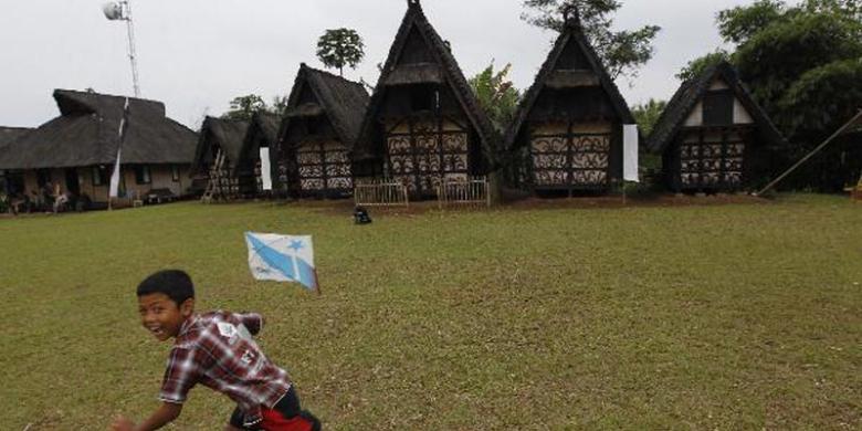 Bocah bermain layang-layang di depan lumbung padi di Kampung Budaya Sindang Barang, Desa Pasir Eurih, Kecamatan Taman Sari, Kabupaten Bogor, Rabu, 1. Curug Cigame, 2. Berkemah atau camping di Kaki Gunung Bunder, 3. Curug Ngumpet, 4. Kampung Sindang Barang Bogor, 5. Pura Parahiyangan Agung Jagatkarta, 6. Taman Nasional Gunung Halimun Salak, 7. Melihat Elang Lebih Dekat di Suaka Elang Loji