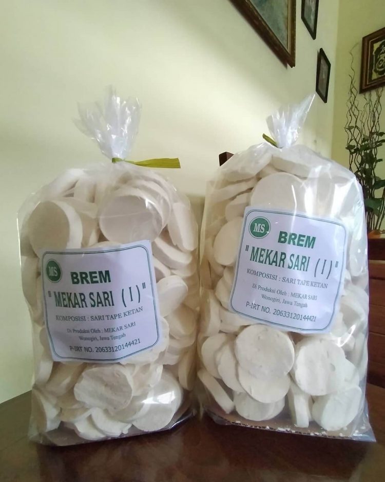Brem Wonogiri via IG @bremmekarsari1, 1. Tempe Benguk, 2. Nasi Tiwul Wonogiri, 3. Cabuk Wonogiri, 4. Pindang Kambing Wonogiri, 5. Sayur Lombok Ijo / Jangan Lombok Ijo, 6. Geti Wijen Khas Wonogiri, 7. Kacang Mete Wonogiri, 8. Wader Goreng, 9. Emping Khas Wonogiri, 10. Brem Wonogiri, 11. Lentho Khas Wonogiri, 12. Besengek Tempe Khas Wonogiri, 13. Ayam Panggang Wonogiri, 14. Pecel Mie Pentil Khas Wonogiri, 15. Tahu Wonogiri, 16. Roti Gaplek, 17. Pecel Gendar, 18. Rengginang, 19. Lemper Khas Wonogiri, 20. Lontong Arem-arem, 21. Enting Enting, 22. Bandeng Presto Khas Wonogiri, 23. Makaroni Bantet, 24. Botok Wonogiri, 25. Tempe Mendoan
