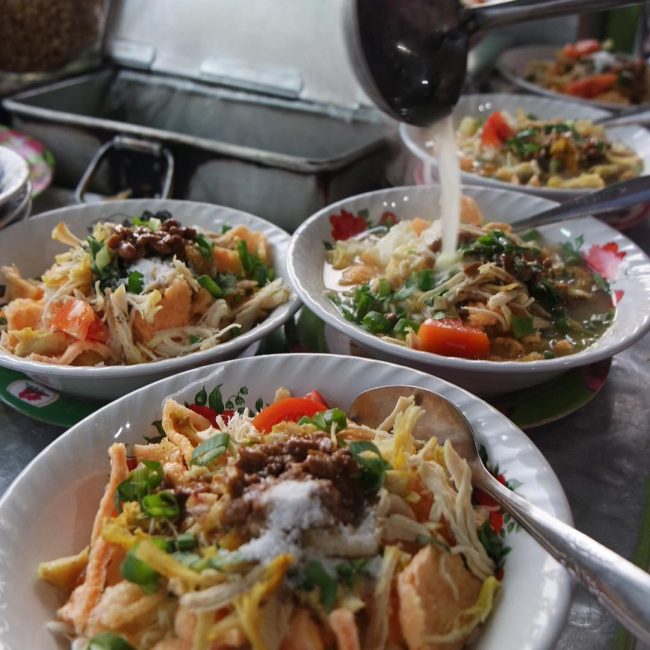 Bubur Sop Ayam via IG @kartuposinsta, 1. Tahu Gejrot, 2. Nasi Jamblang, 3. Empal Gentong, 4. Docang, 5. Mie Koclok, 6. Nasi Lengko, 7. Empal Asam, 8. Growolan, 9. Kerupuk Melarat, 10. Nasi Bogana, 11. Sate Kalong, 12. Gado-Gado Ayam, 13. Rujak Kangkung, 14. Pedesan Entog, 15. Bubur Sop Ayam, 16. Ketoprak Cirebonan, 17. Tahu Kuningan, 18. Sate Kentang, 19. Terasi Cirebon, 20. Gepu, 21. Tape Ketan Daun Jambu, 22. Gadungan