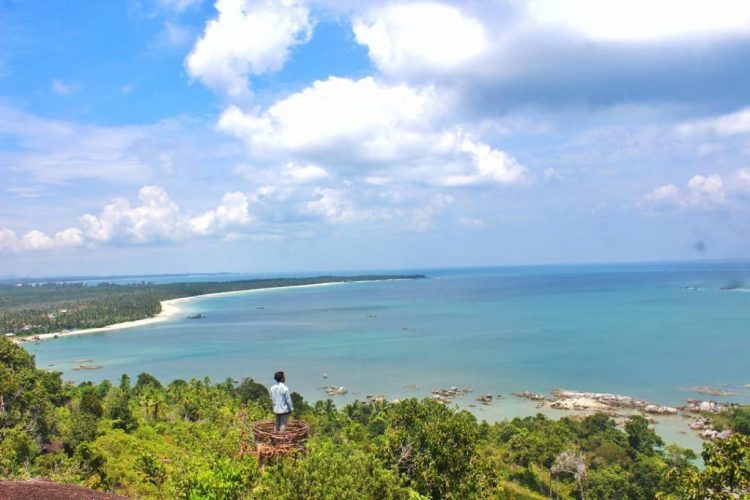 Bukit Pala via Ig @aleramdani, 1. Pulau Lengkuas, 2. Pantai Tikus, 3. Pantai Parai Tenggiri, 4. Pantai Penyusuk, 5. Pantai Pasir Padi, 6. Pulau Memperak, 7. Pantai Penyak, 8. Pantai Tanjung Pesona, 9. Pantai Tanjung Kelayang, 10. Pantai Tanjung Tinggi, 11. Pantai Matras, 12. Pulau Ketawai, 13. Bukit Menumbing, 14. Pantai Romodong, 15. Danau Kaolin, 15. Padang Pasir dan Bukit di Gurun Pelawan Namang, 16. Batu Granit di Pantai Dinding Batu Belinyu, 17. Pantai Tongaci, 18. Air Terjun Pait Jaya Muntok, 19. Wisata Bukit Merah yang Mempesona ala Grand Canyon – Danau Ampar Red Hill, 20. Museum Timah Muntok, 21. Jembatan Emas Bangka, 22. Batu Belimbing, 23. Bangka Botanical Garden, 24. Wisata Mangrove Munjang Kurau Barat, 25. Bukit 7 Sempan, 26. Bukit Pala, 27. Pulau Putri, 28. Pantai Penganak, 29. Kelekak Community Bangka Belitung, 30. Masjid Raya Tua Tunu, 31. Pantai Tongachi