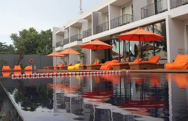 Double G Hotel, 1. Hotel Kampoeng Poci, 2. Puri Retno, 3. Pesona Krakatau Cottages and Hotel, 4. Allisa Resort, 5. Aston Anyer Beach Hotel, 6. The Acacia, 7. Hotel Mambruk, 8. Marbella Hotel, 9. Hawaii Resort, 10. Double G Hotel, 11. Sanghyang Indah Spa Resort, 12. Patra Comfort Anyer, 13. Lucia Cottages (Pondok Lucia), 14. Salsa Beach Hotel Anyer, 15. Nuansa Bali Resort, 16. Villa Marina, 17. Novus Jiva Anyer Resort Villa and Spa, 18. The Jayakarta Villas Anyer