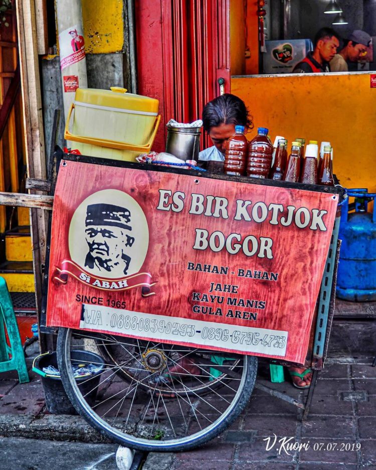 Es Bir Kotjok Bogor via IG @vincentius_kuori, 1. Asinan Bogor, 2. Toge Goreng, 3. Laksa Bogor, 4. Es Pala, 5. Doclang Khas Bogor, 6. Cungkring, 7. Bapatong, 8. Asinan Jagung Bakar, 9. Soto Mie Bogor, 10. Pepes Sagu, 11. Kue Bolu Lapis Bogor, 12. Makaroni Panggang (MP), 13. Pia Apple-Pie Bogor, 14. Kacang Bogor Istana, 15. Bika Bogor Talubi, 16. Roti Unyil, 17. Bajigur, 18. Es Bir Kotjok Bogor, 19. Martabak Encek, 20. Lumpia Basah Suryakencana, 21. Soto Kuning Khas Bogor, 22. Ceker Ranjau, 23. Pangsit Pengantin