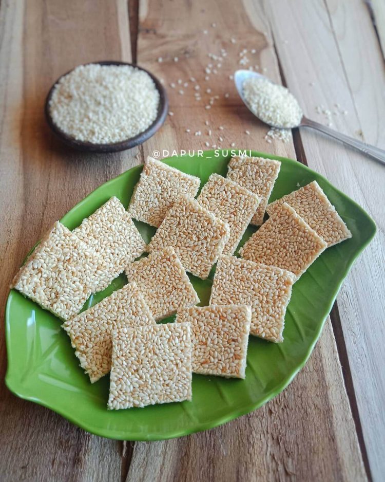 Geti Wijen Khas Wonogiri via IG @dapur_susmi, 1. Tempe Benguk, 2. Nasi Tiwul Wonogiri, 3. Cabuk Wonogiri, 4. Pindang Kambing Wonogiri, 5. Sayur Lombok Ijo / Jangan Lombok Ijo, 6. Geti Wijen Khas Wonogiri, 7. Kacang Mete Wonogiri, 8. Wader Goreng, 9. Emping Khas Wonogiri, 10. Brem Wonogiri, 11. Lentho Khas Wonogiri, 12. Besengek Tempe Khas Wonogiri, 13. Ayam Panggang Wonogiri, 14. Pecel Mie Pentil Khas Wonogiri, 15. Tahu Wonogiri, 16. Roti Gaplek, 17. Pecel Gendar, 18. Rengginang, 19. Lemper Khas Wonogiri, 20. Lontong Arem-arem, 21. Enting Enting, 22. Bandeng Presto Khas Wonogiri, 23. Makaroni Bantet, 24. Botok Wonogiri, 25. Tempe Mendoan